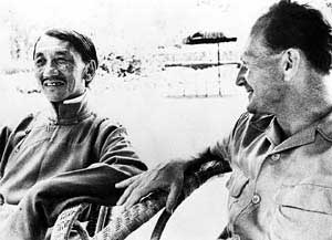 纳粹探险家海因里希?哈勒（右）在拉萨与西藏地方官员在一起